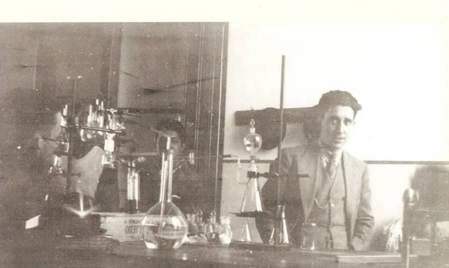 Francisco Hornelas Lavat in his 1936 electrochemistry laboratory