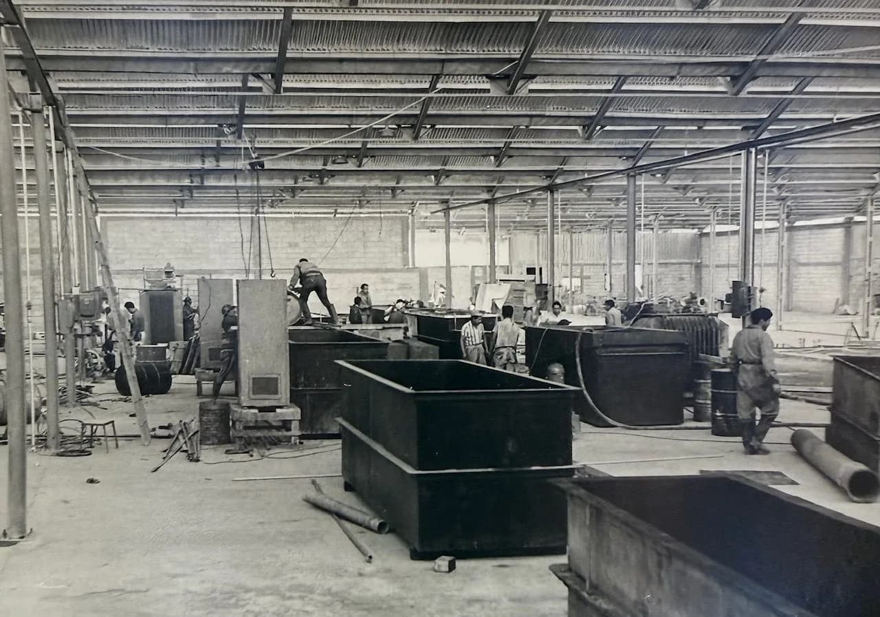 Metal-finishers on the Tlalnepantla line